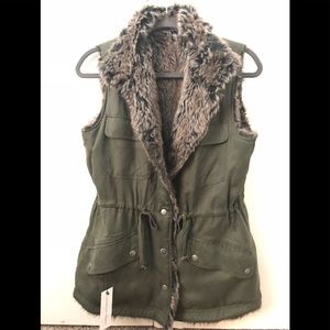 NWT Cupcakes & Cashmere Faux Fur Reversible Vest